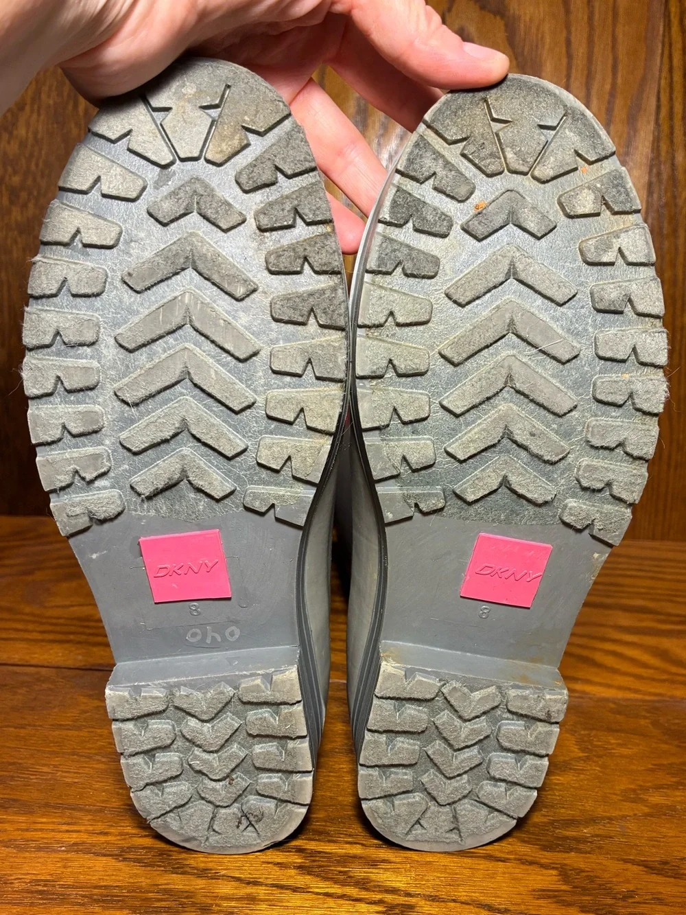 DKNY RAIN Graphic Gray Rubber Rain Boots Waterproof Pink Accent Women’s 8